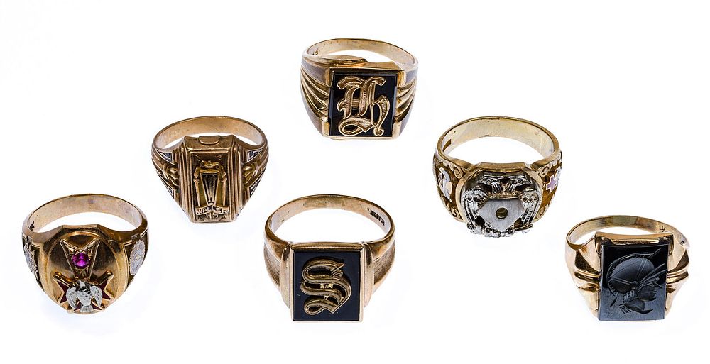 Lot 450: 10k Yellow Gold Ring Assortment