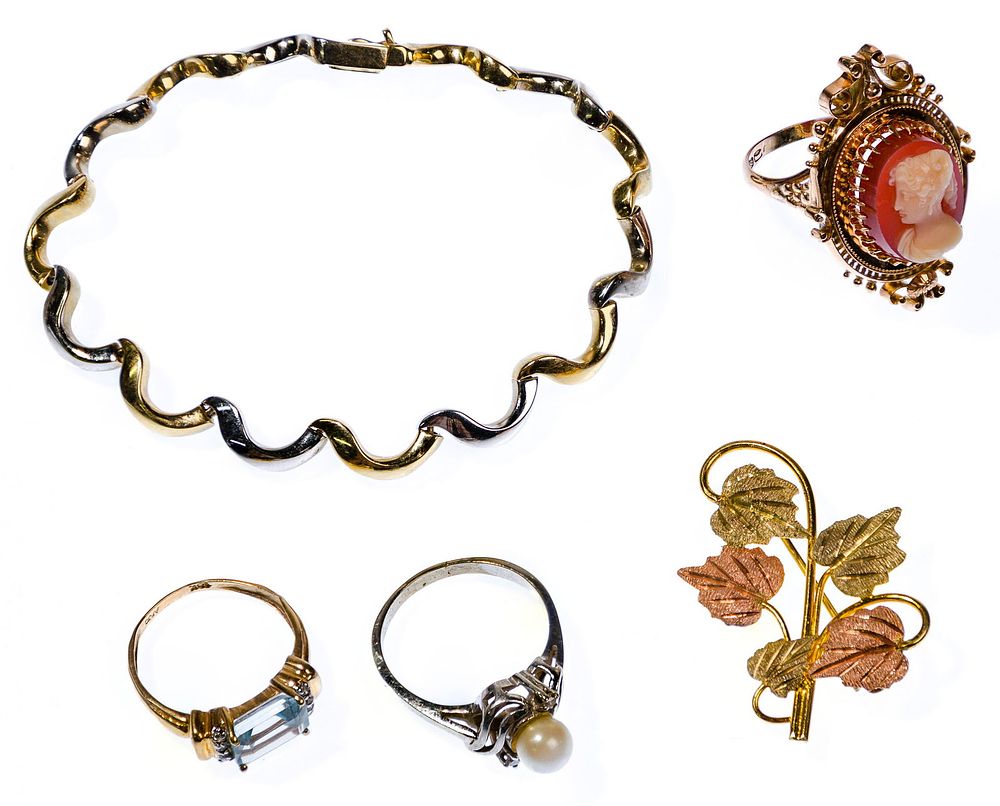 Lot 457: 14k and 10k Gold Jewelry Assortment