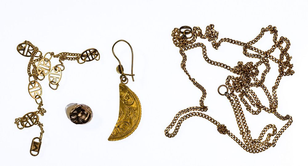 Lot 463: 18k Yellow Gold Jewelry and Dental Gold Assortment