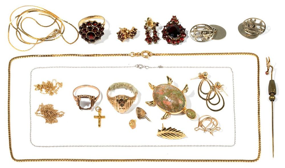 Lot 472: Gold Scrap Jewelry Assortment