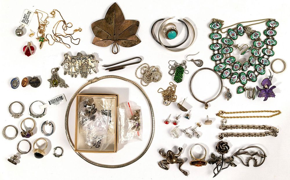 Lot 475: Mixed Gold and Silver Jewelry Assortment