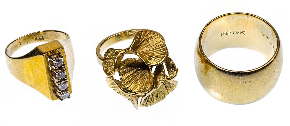 Lot 498: 18k Yellow Gold Ring Assortment