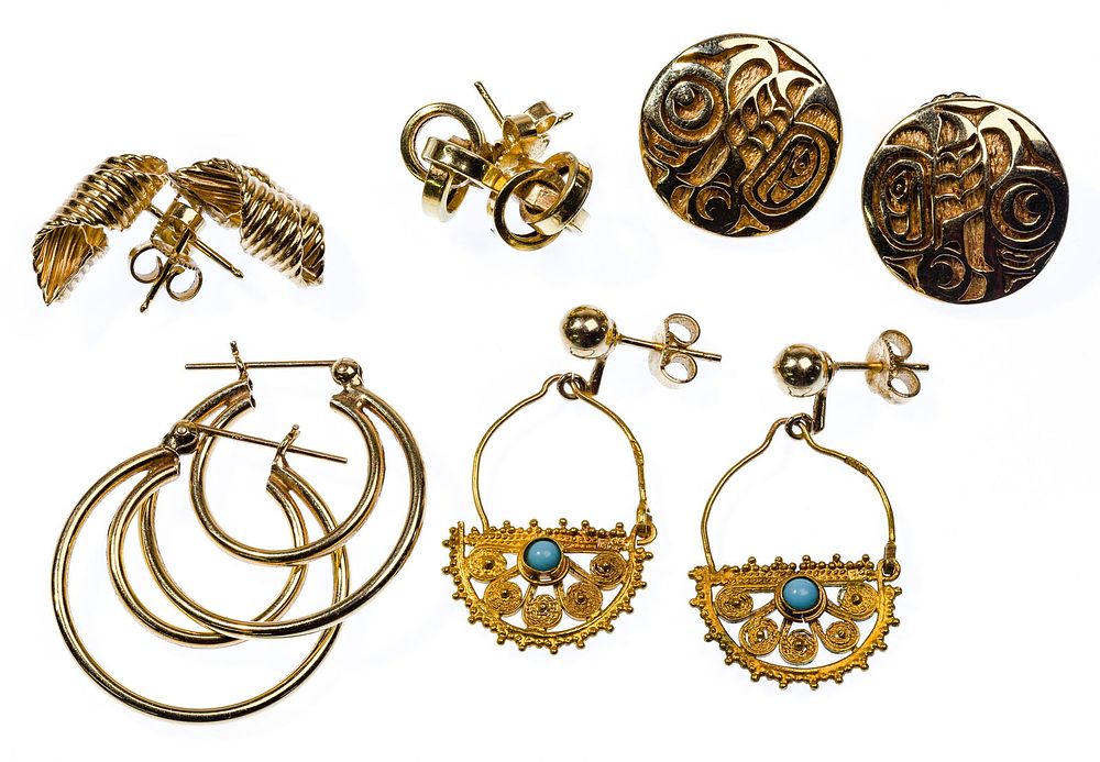 Lot 517: 14k Yellow Gold Earring Assortment