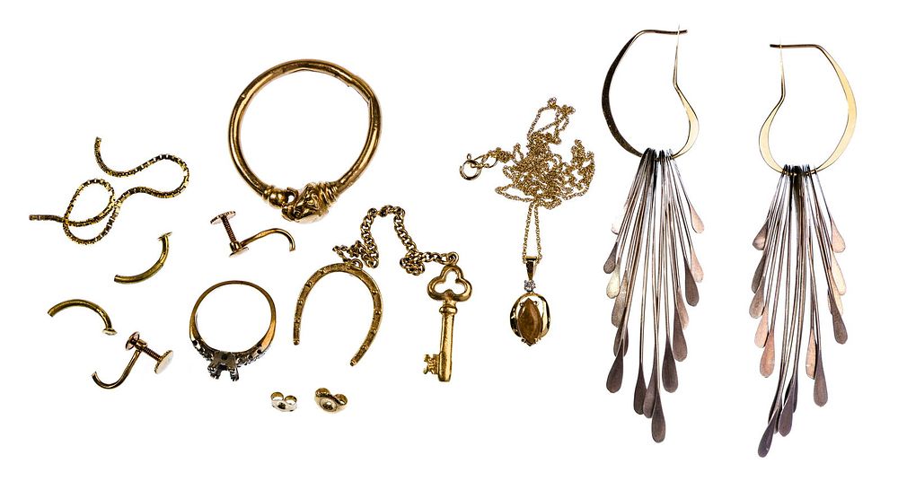Lot 537: 14k Yellow Gold Jewelry Assortment