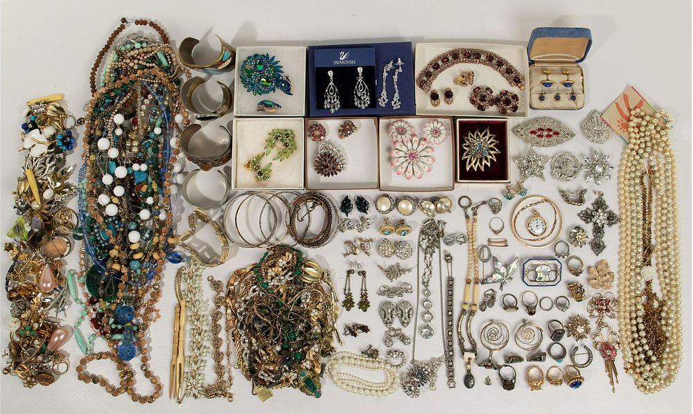 Lot 550: 18k and 14k Gold and Costume Jewelry Assortment
