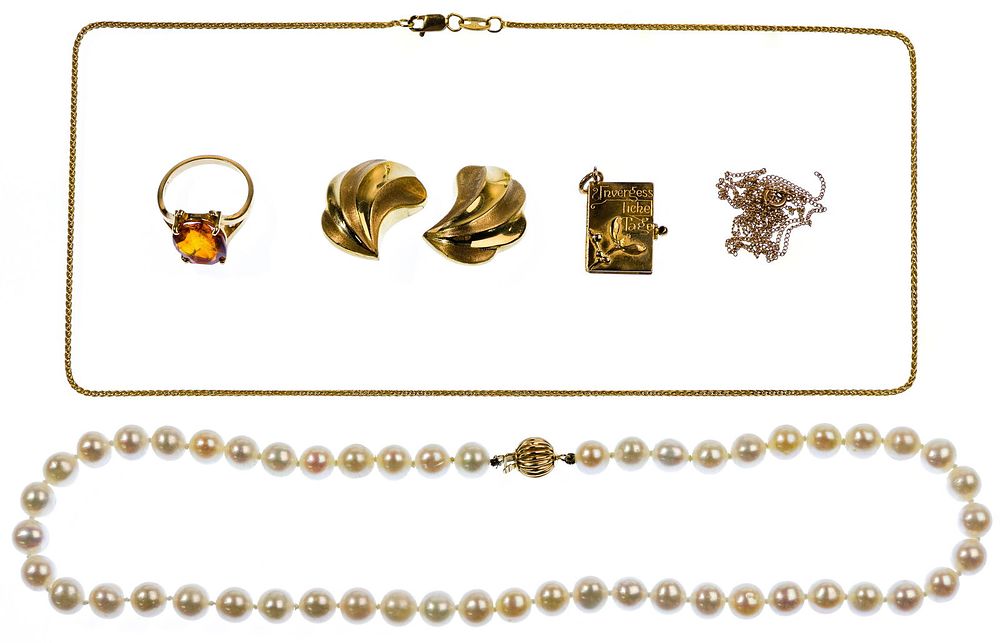Lot 557: Gold Jewelry Assortment