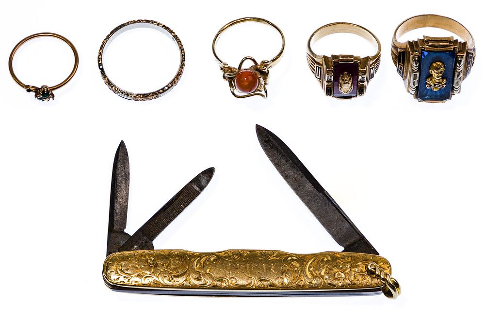 Lot 558: Gold Ring and Pocket Knife Assortment