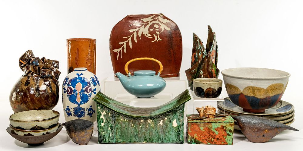 Lot 277: Studio Pottery Assortment
