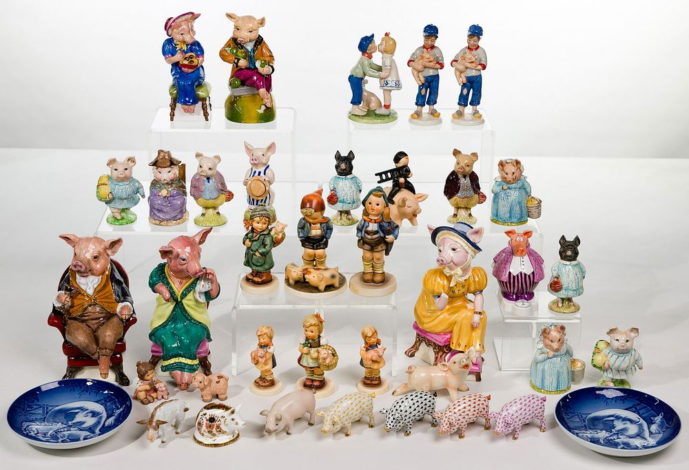 Lot 369: Porcelain and Ceramic Pig Figurine Assortment