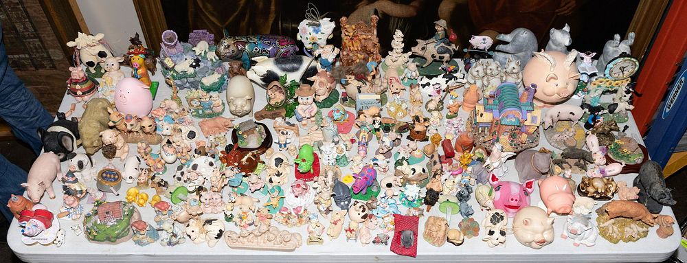 Lot 379: Pig Figurine Assortment