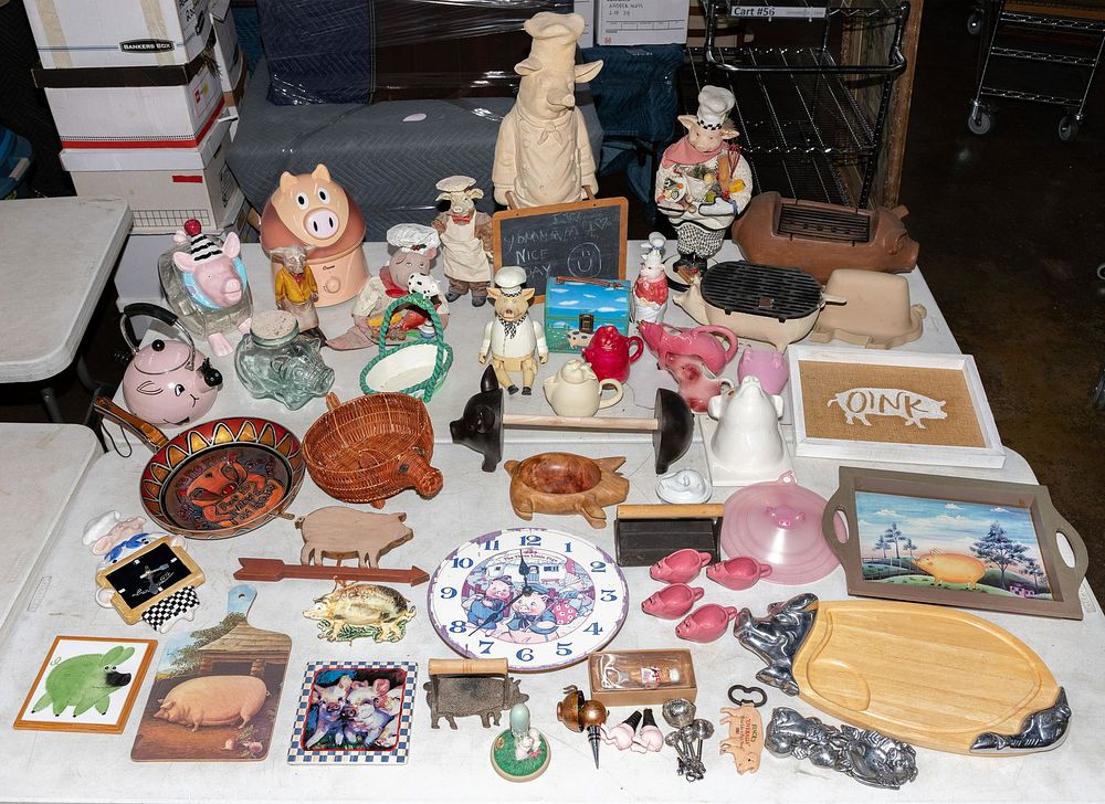 Lot 384: Pig-Themed Kitchen Assortment