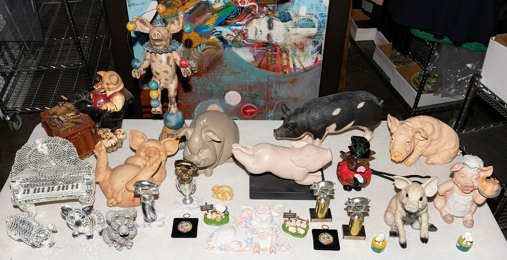 Lot 386: Pig Sculpture Assortment