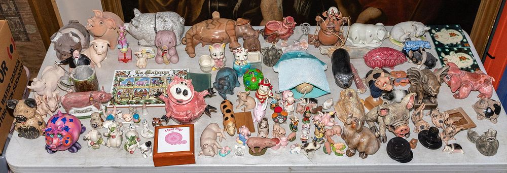 Lot 388: Pottery Pig Assortment