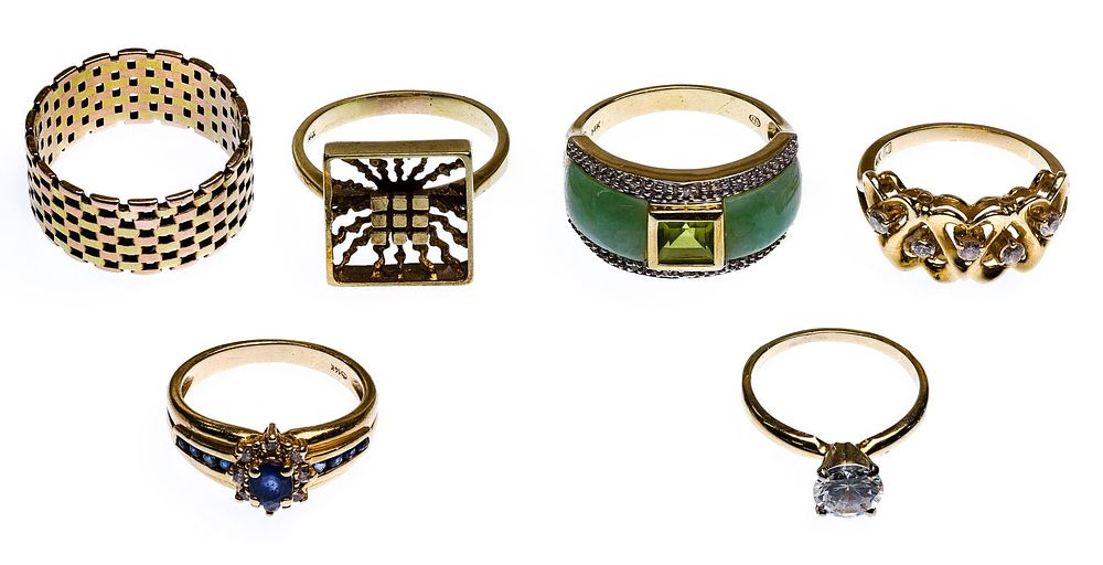 Lot 435: 14k Yellow Gold Ring Assortment