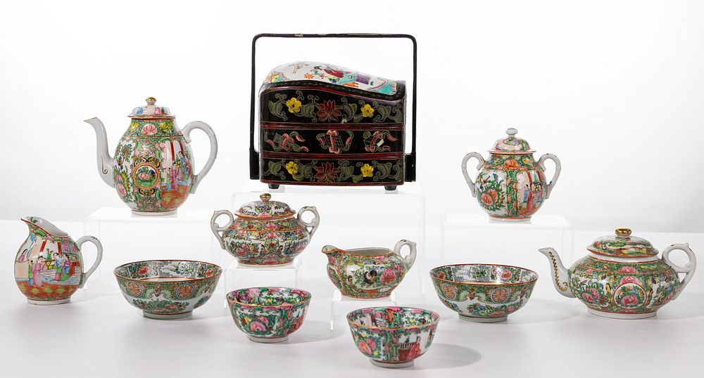 Lot 156: Asian Style Decor Assortment