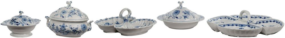 Lot 359: Meissen 'Blue Onion' Assortment