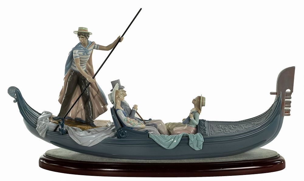 Lot 384: Lladro #1350 'In The Gondola' Figure