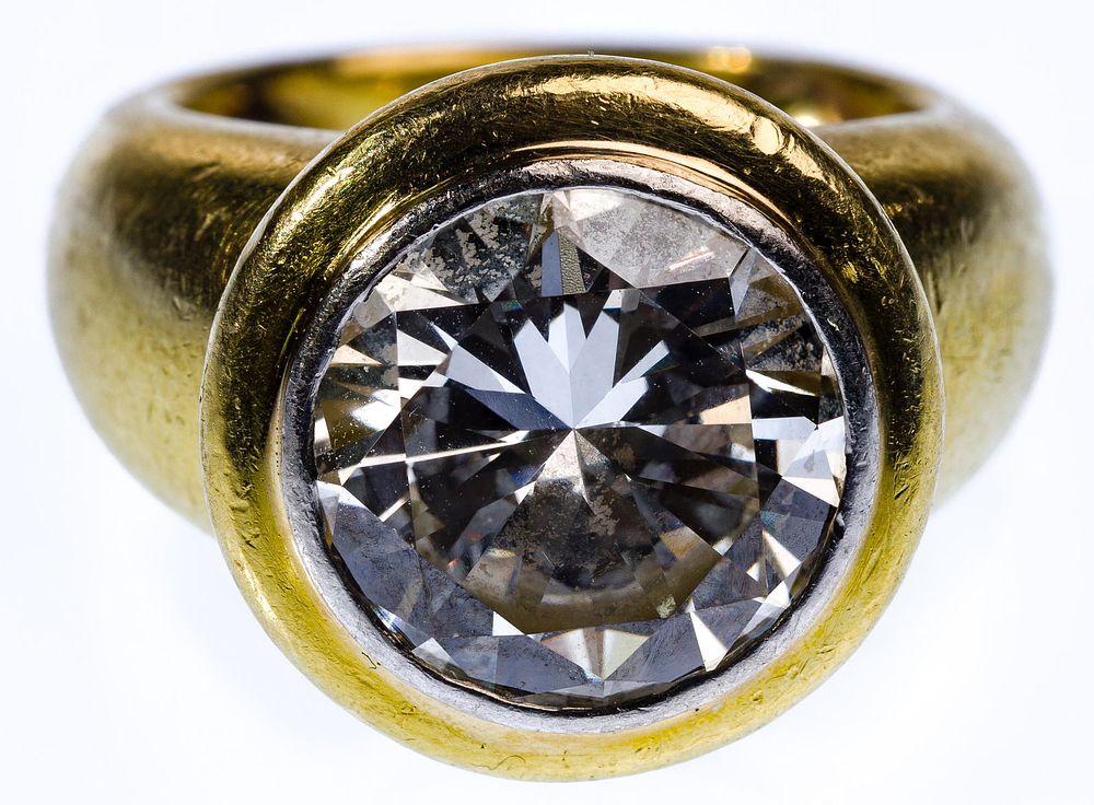 Lot 478: 18k Gold and 4.97 Carat Diamond Ring