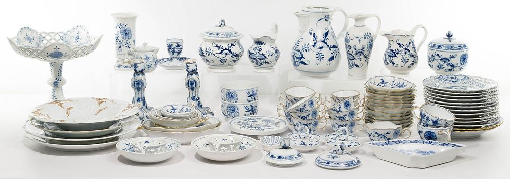 Lot 283: Meissen 'Blue Onion' Assortment