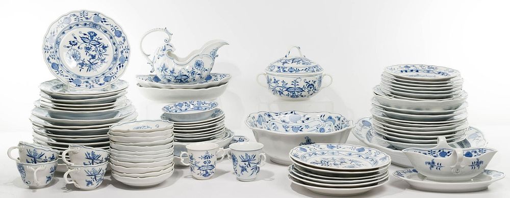 Lot 285: Meissen 'Blue Onion' Assortment