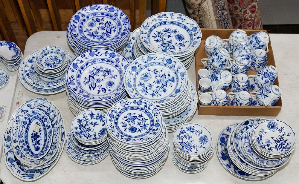 Lot 289: Blue and White Porcelain Assortment
