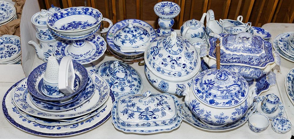 Lot 290: Blue and White Porcelain Assortment