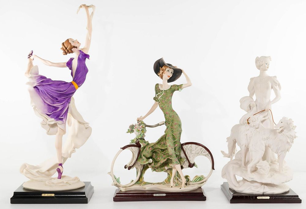 Lot 316: Giuseppe Armani Florence Figurine Assortment