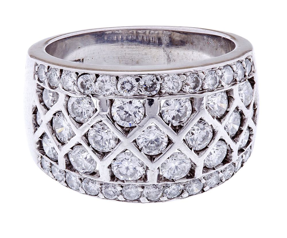 Lot 385: 18k White Gold and Diamond Ring