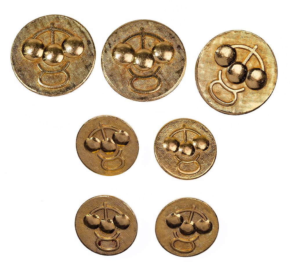 Lot 424: 14k Yellow Gold 'Pawnbroker' Button Assortment