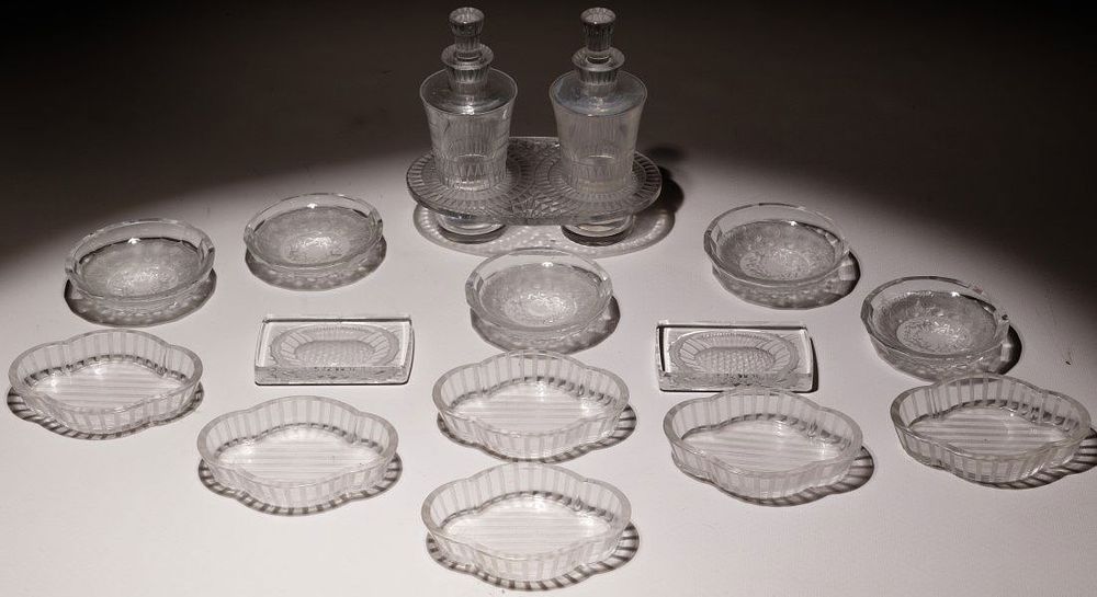 Lot 192: Lalique Crystal 'Borgeuil' Cruet Set