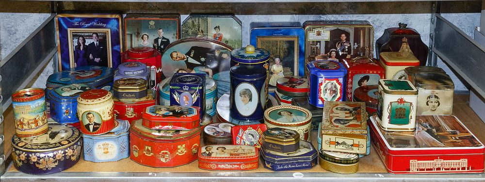 Lot 348: English Royal Family Themed Tin Assortment