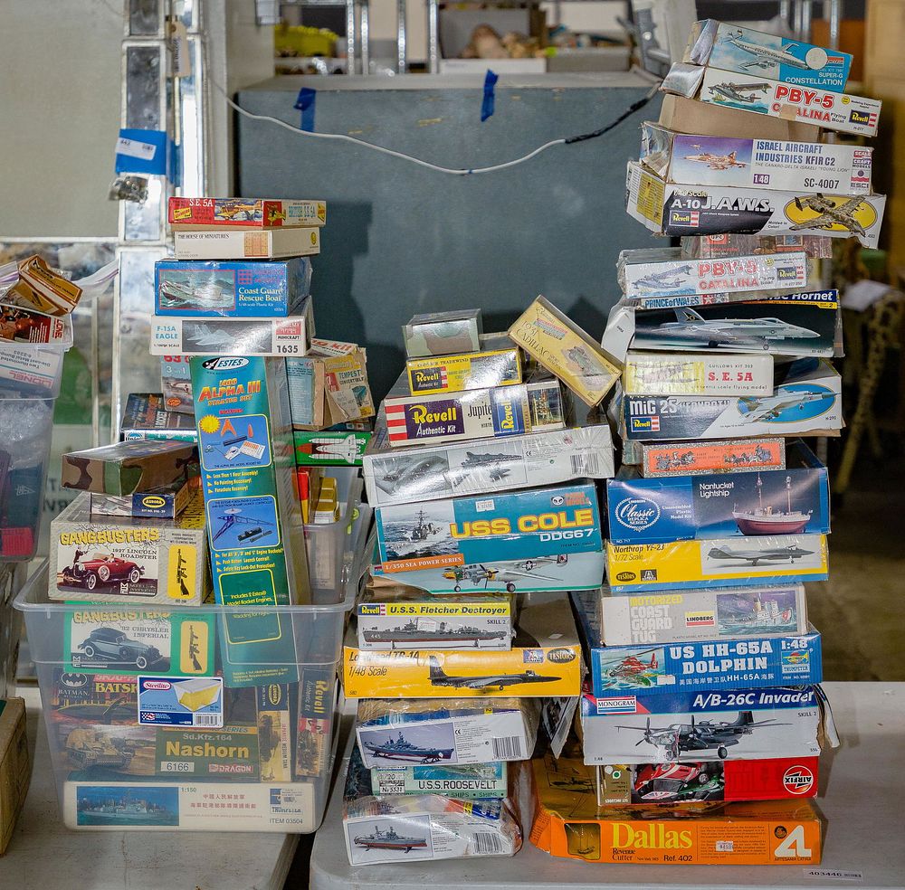 Lot 415: Model Kit Assortment
