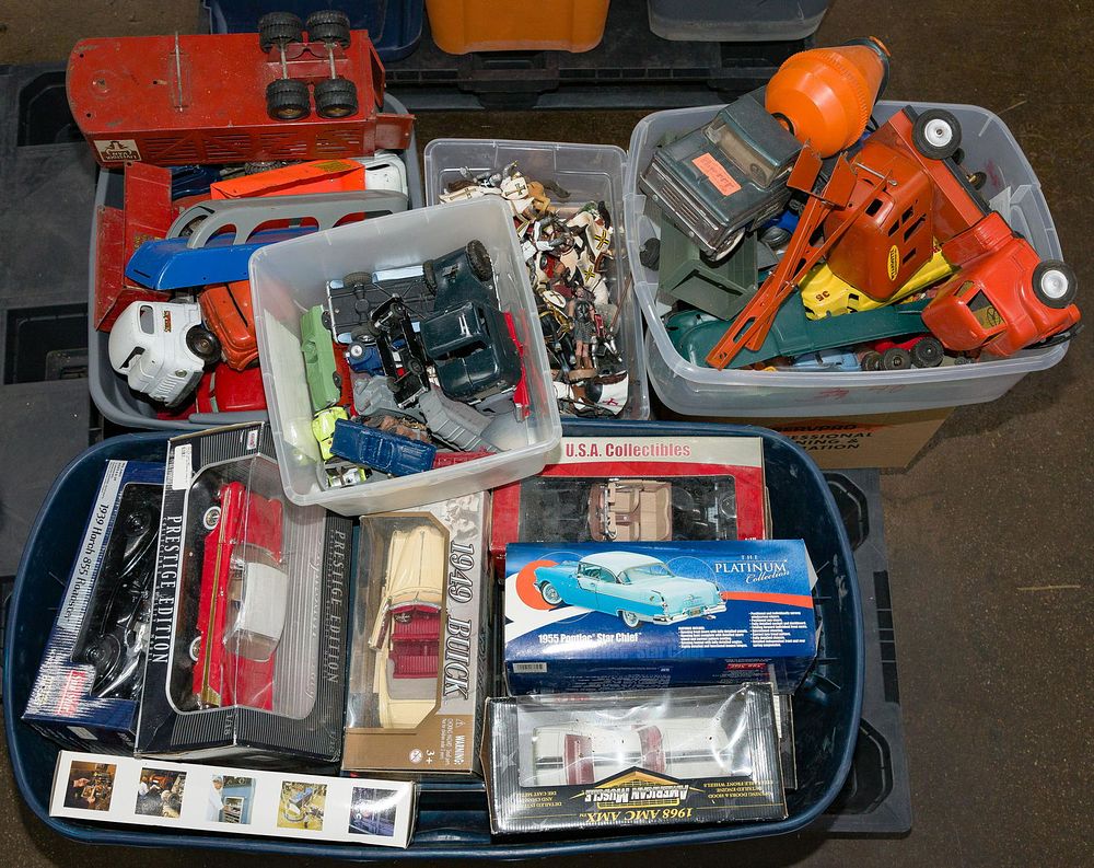 Lot 423: Scale Model Car and Truck Assortment
