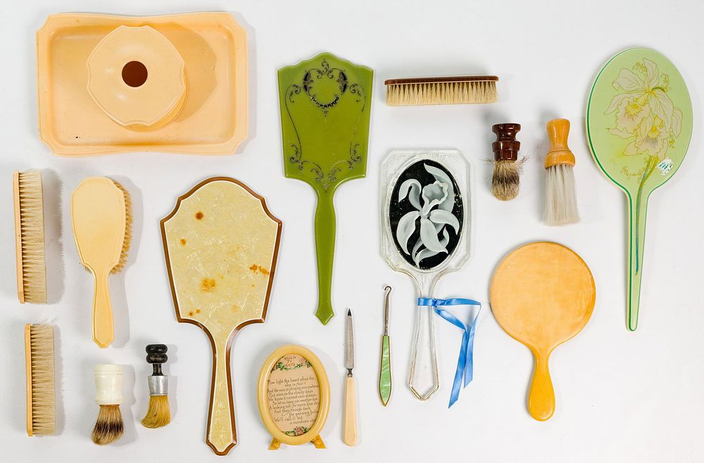 Lot 448: Vanity Assortment