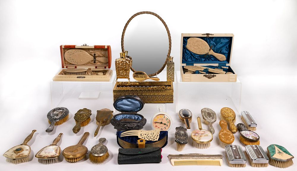 Lot 449: Vanity Assortment