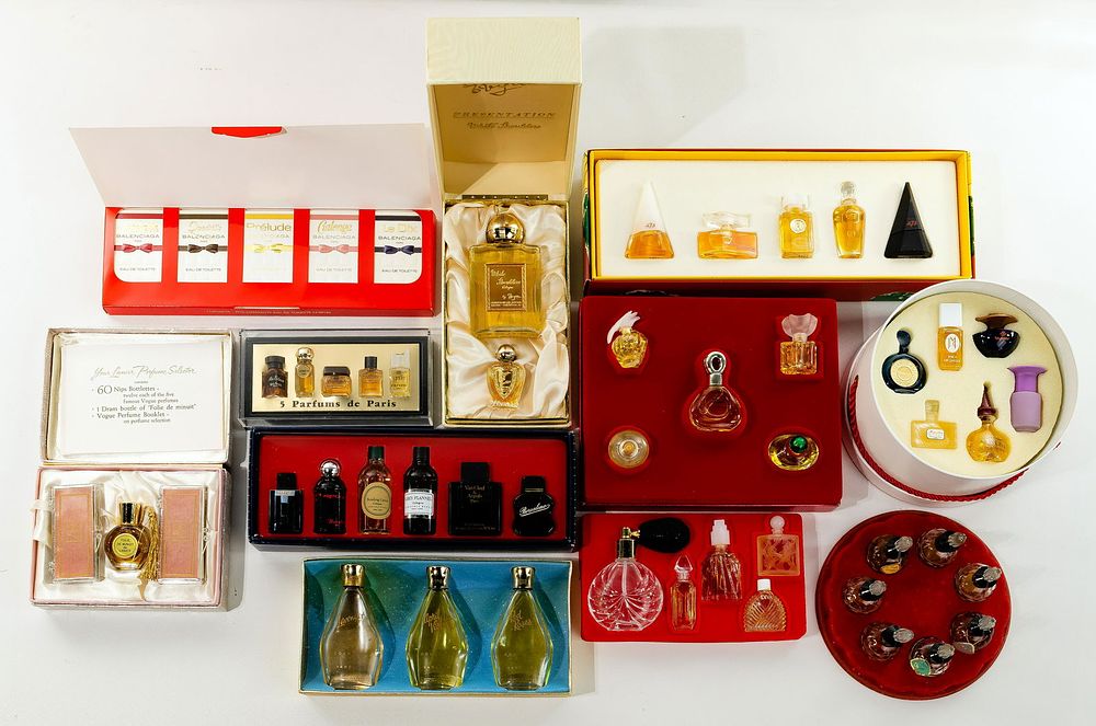 Lot 244: Designer Perfume Sampler Set Assortment