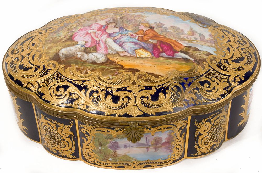 Lot 324: Porcelaine de Paris Hand-Painted Jewelry Casket