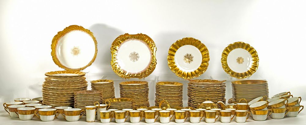 Lot 330: Limoges 'Gold Snowflake' Fine China