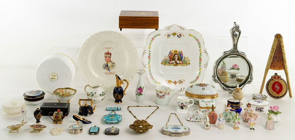 Lot 399: Vanity Assortment