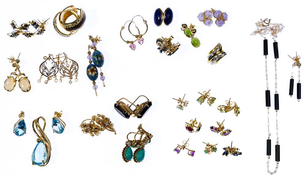 Lot 418: 14k Gold Earring Assortment