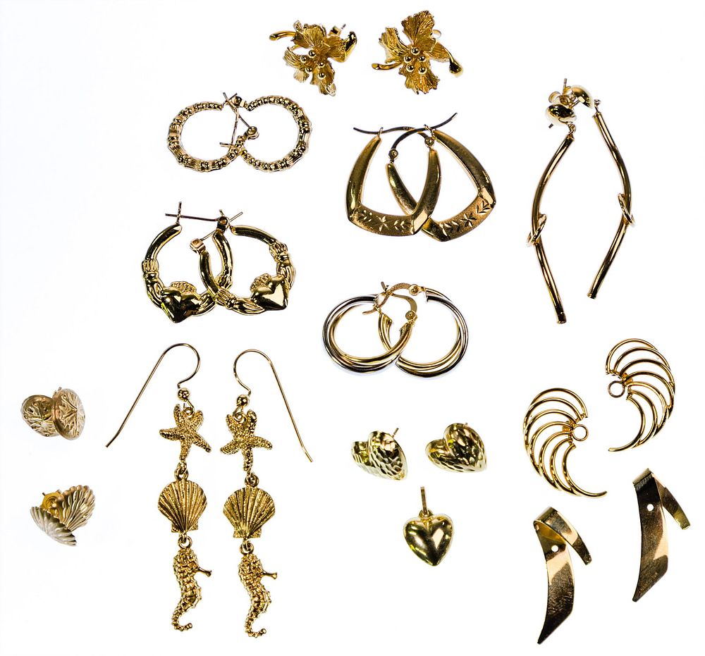 Lot 419: 14k Gold Earring Assortment