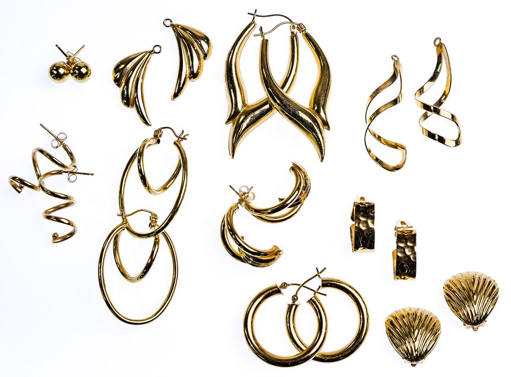 Lot 420: 14k Yellow Gold Earring Assortment