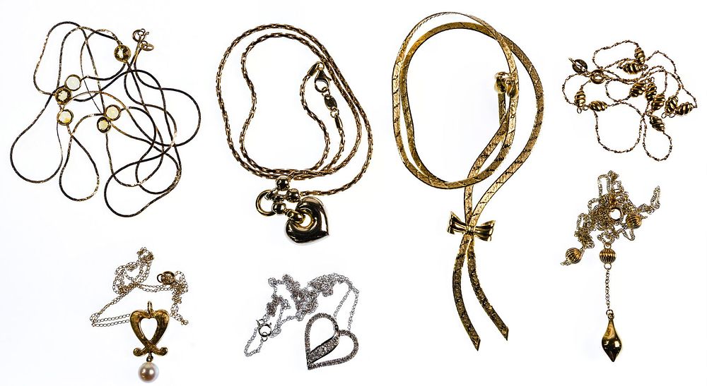 Lot 432: 14k Gold Necklace Assortment