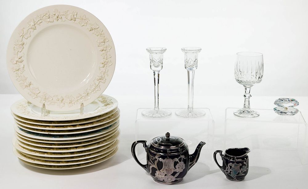 Lot 229: Wedgwood 'Queensware' Dinner Plate Assortment