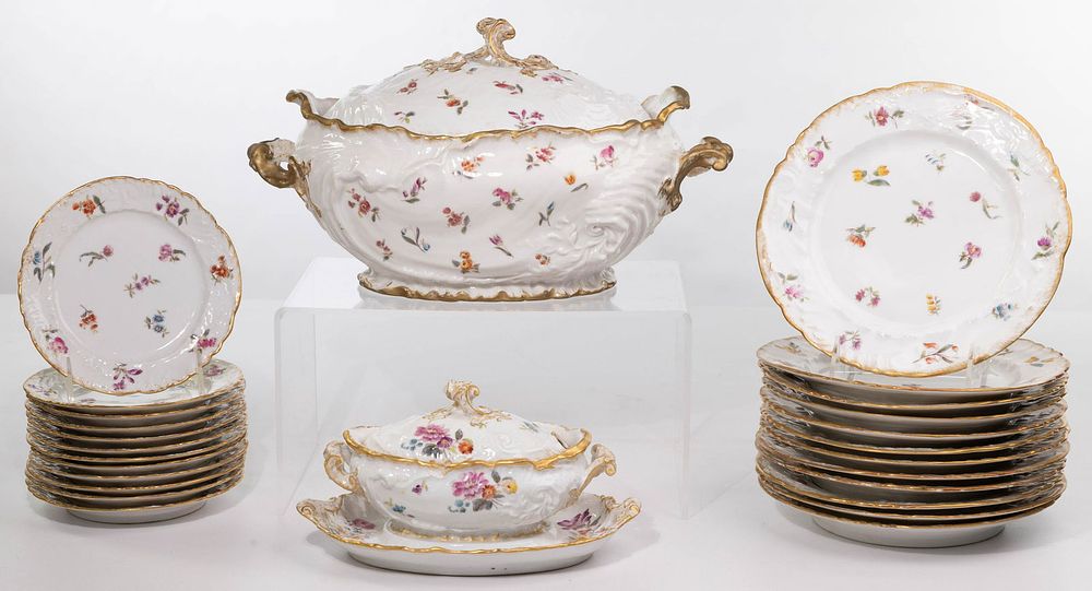 Lot 227: G D & C Limoges Porcelain Dinnerware