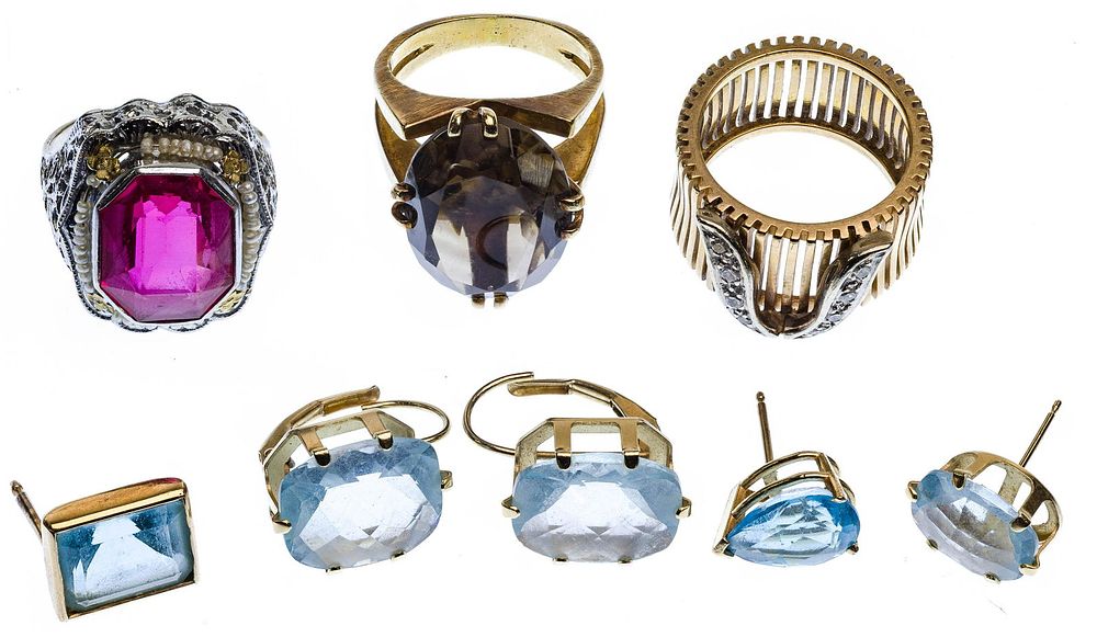 Lot 279: 14k Gold Ring and Earring Assortment