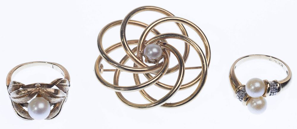 Lot 299: 14k and 10k Gold and Pearl Jewelry Assortment