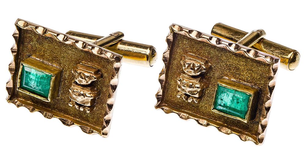 Lot 437: 18k Yellow Gold and Emerald Cuff Links