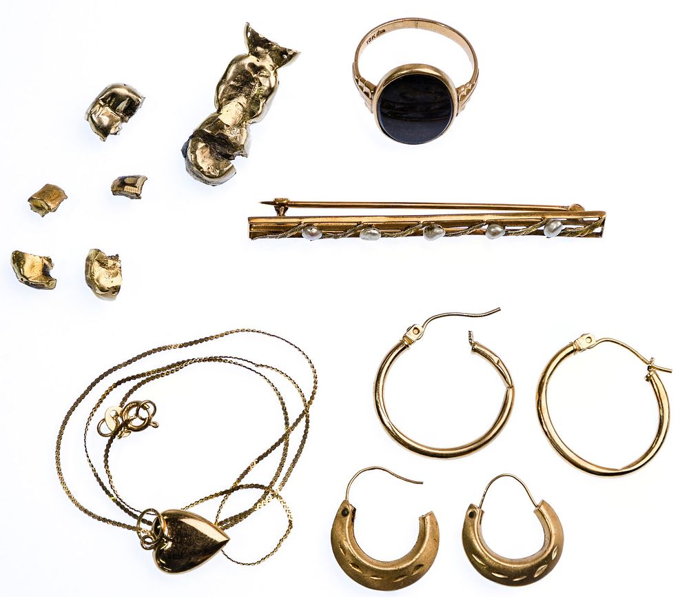 Lot 464: 10k Gold and Dental Gold Assortment