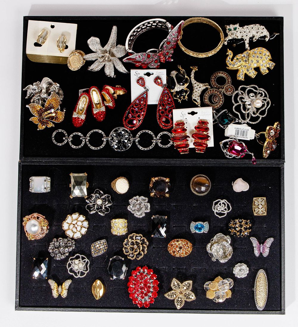 Lot 322: Costume Jewelry Assortment
